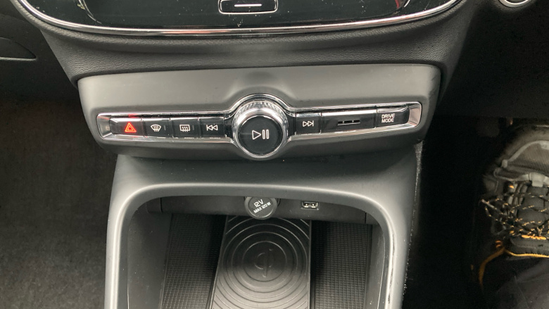 Volvo Xc40 2.0 T4 Momentum Pro 5dr AWD Geartronic Petrol Estate